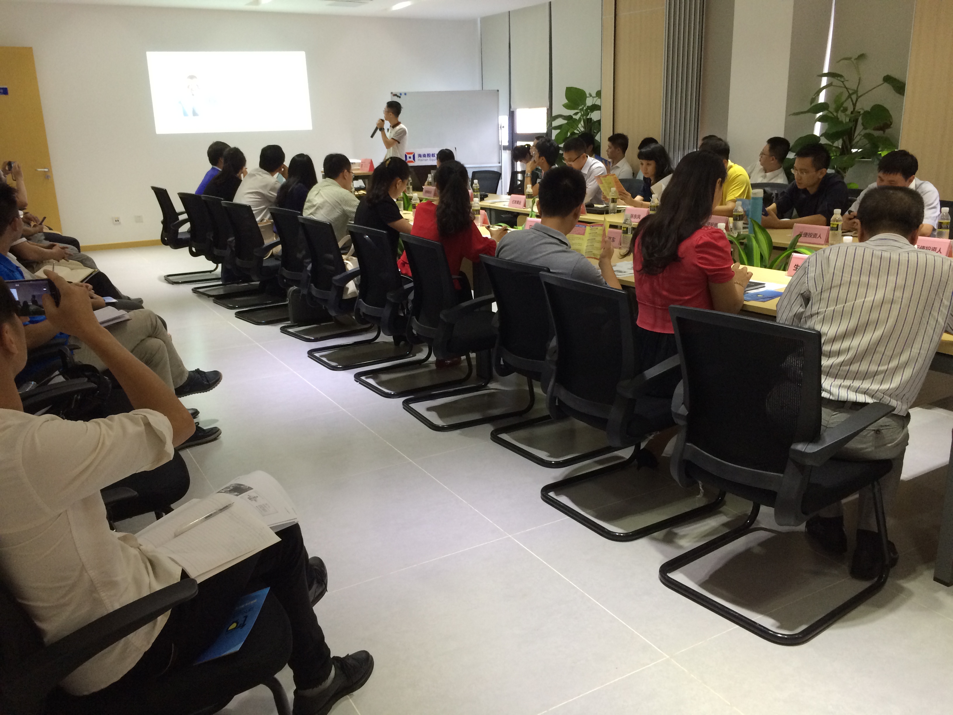 miss甜 甜品店的奶茶杯